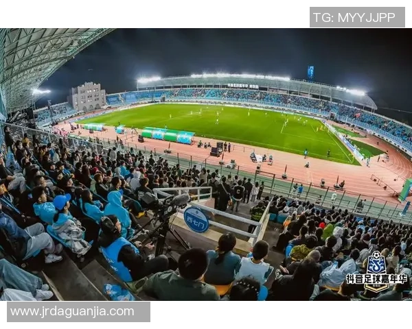 足球巨星亲述赛场背后的故事与心声展现真实自我